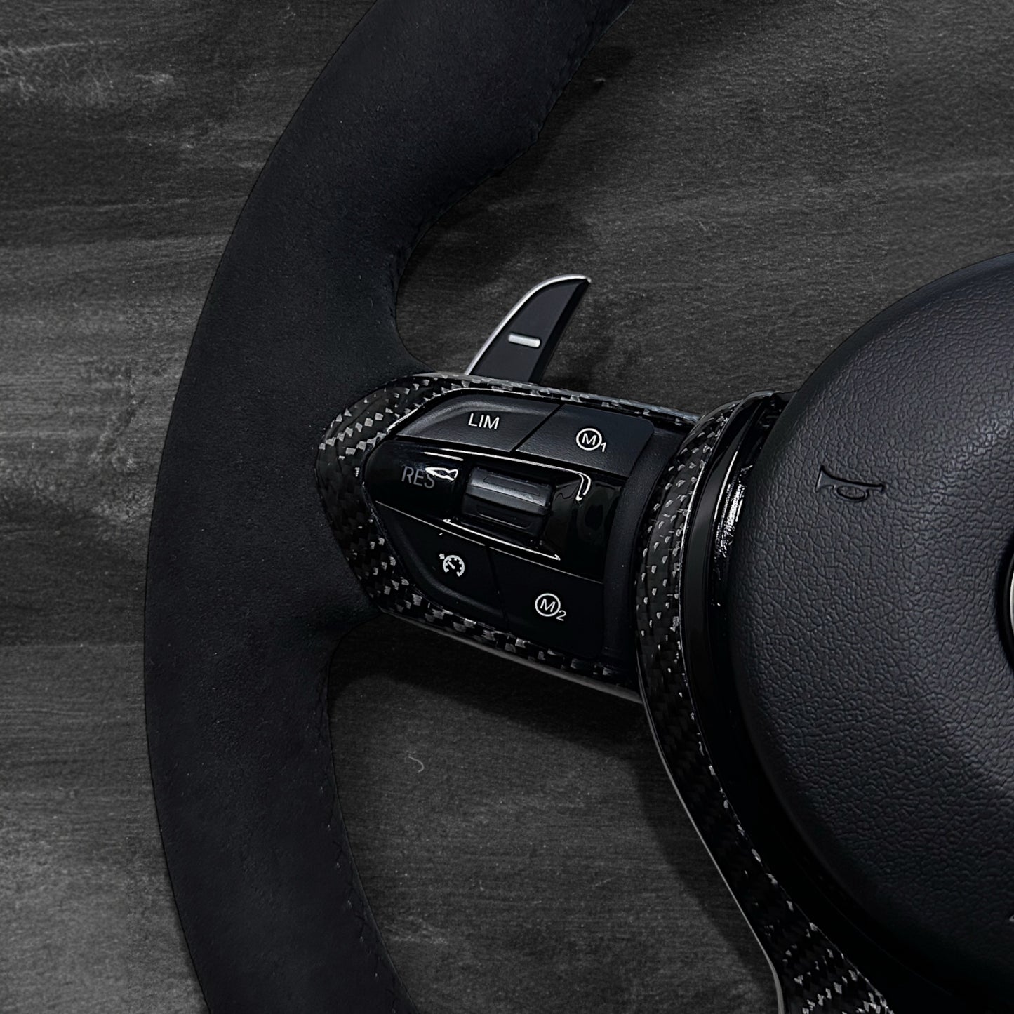 BMW F-Serie Ratt - Alcantara m/ LED Display & Carbon Detaljer