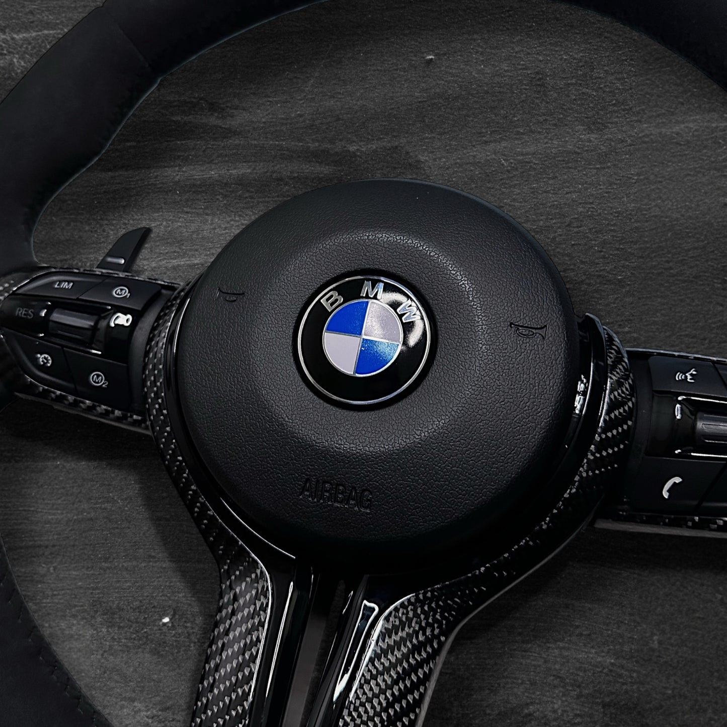 BMW F-Serie Ratt - Alcantara m/ LED Display & Carbon Detaljer