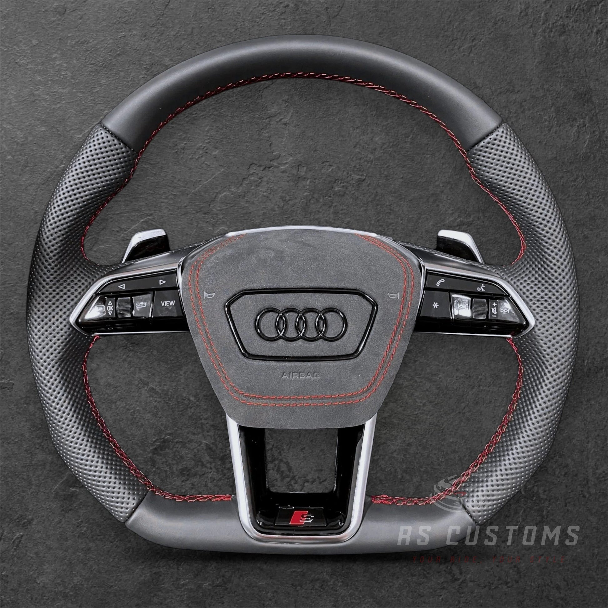 Audi C8 Flat Bunn Skinn Ratt m/ Rød Detaljer og Alcantara Airbag