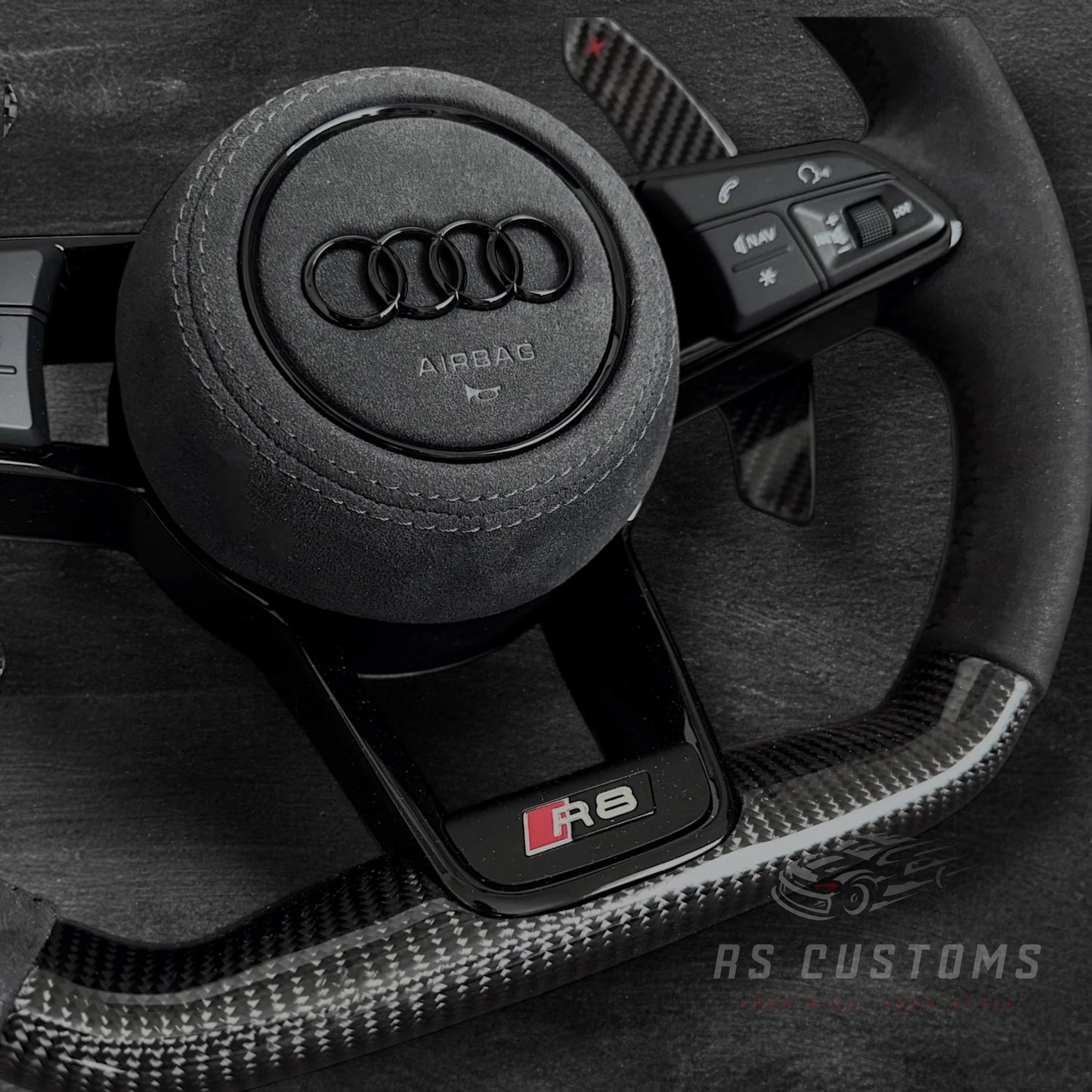 Audi R8 Carbon/Alcantara Ratt m/ RPM Skjerm & Sorte Detaljer