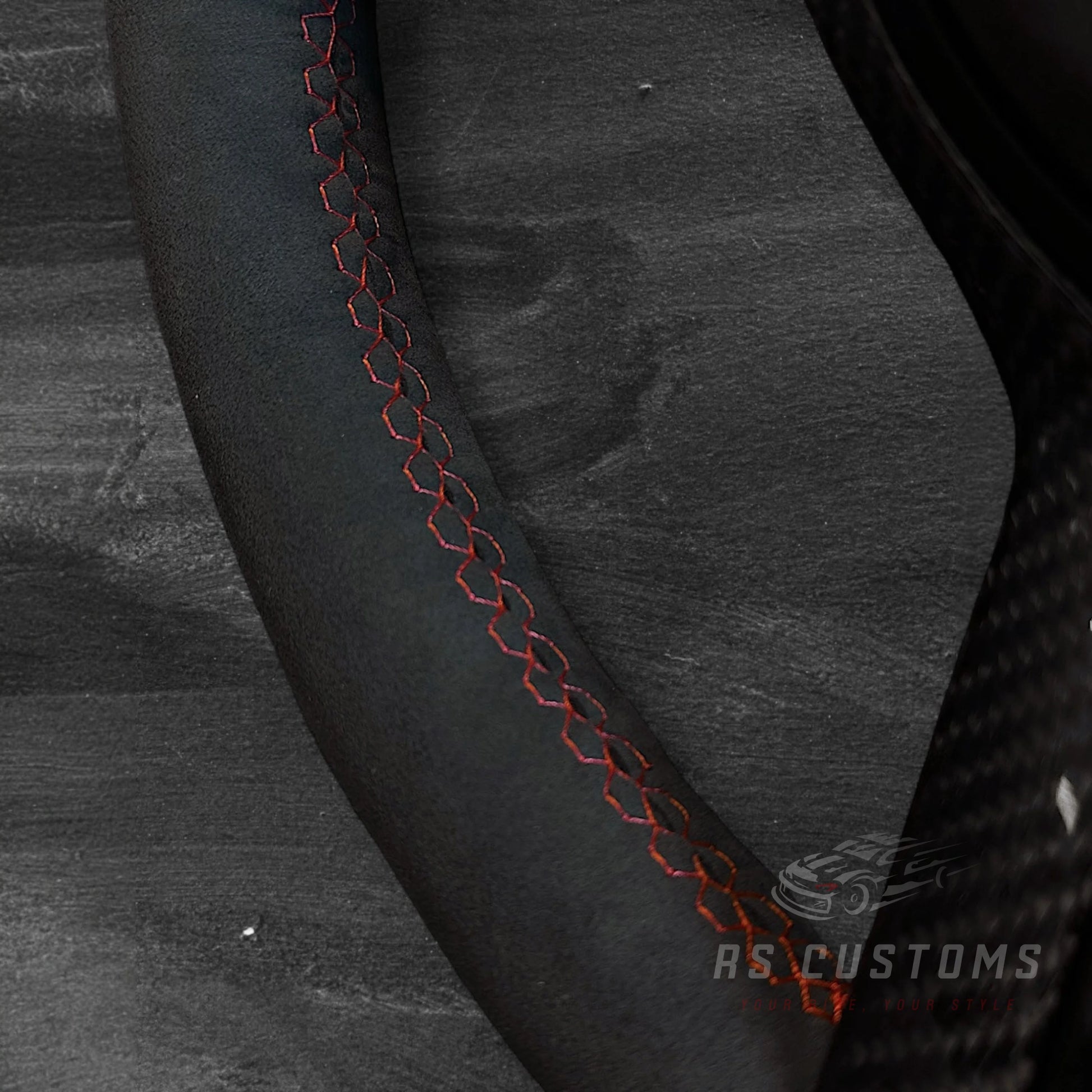 BMW F-Serie Alcantara Ratt m/ Røde Sømmer & Karbon Deksel