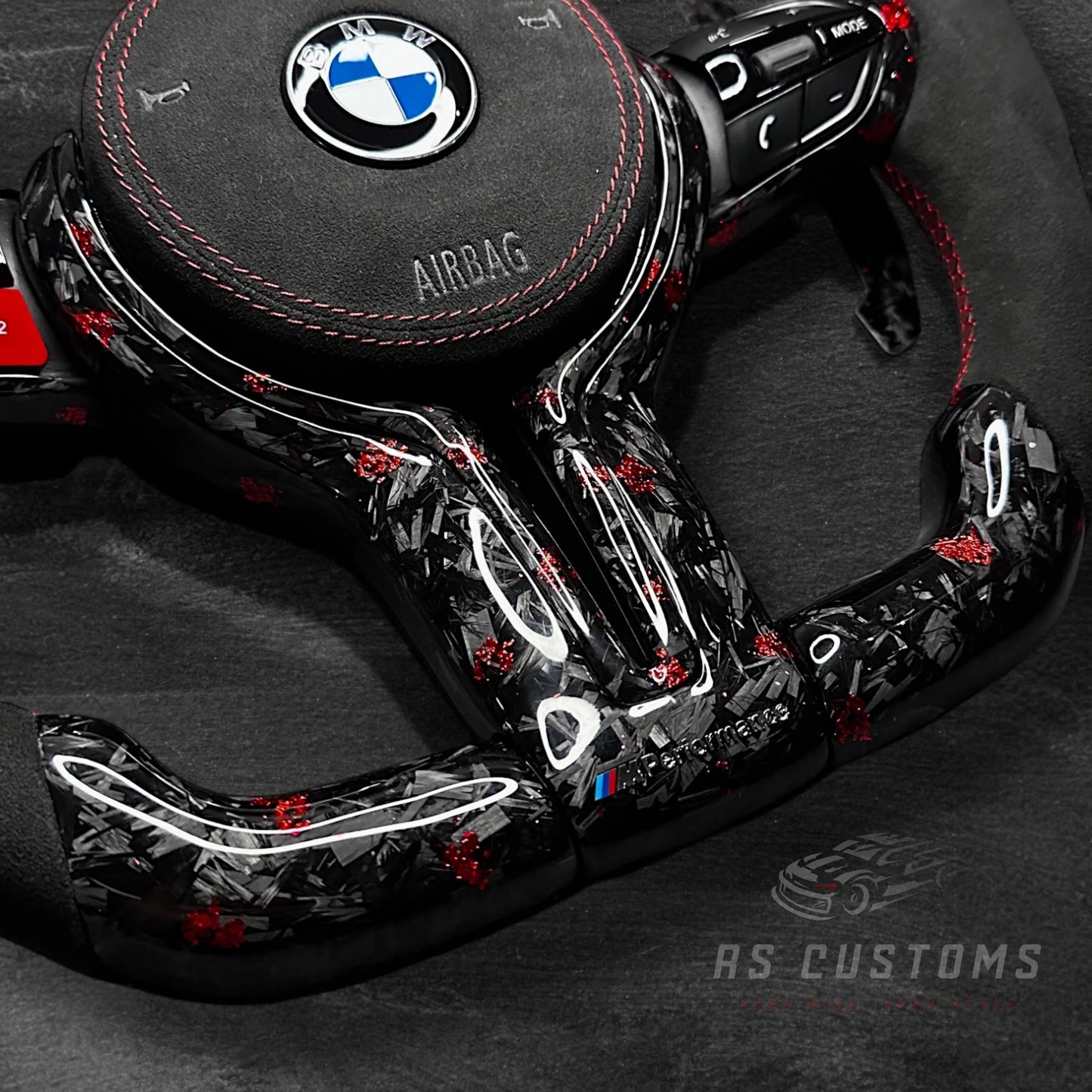 BMW F-Serie Ratt - Forged Carbon med rød flak & Alcantara m/ LED Display