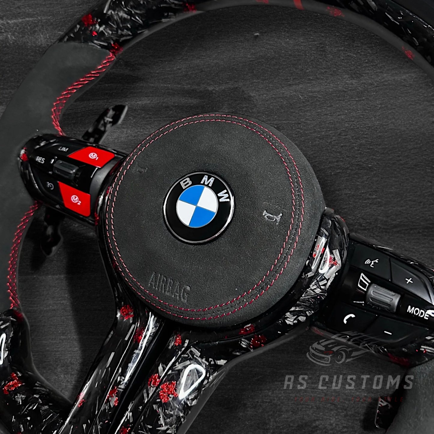 BMW F-Serie Ratt - Forged Carbon med rød flak & Alcantara m/ LED Display
