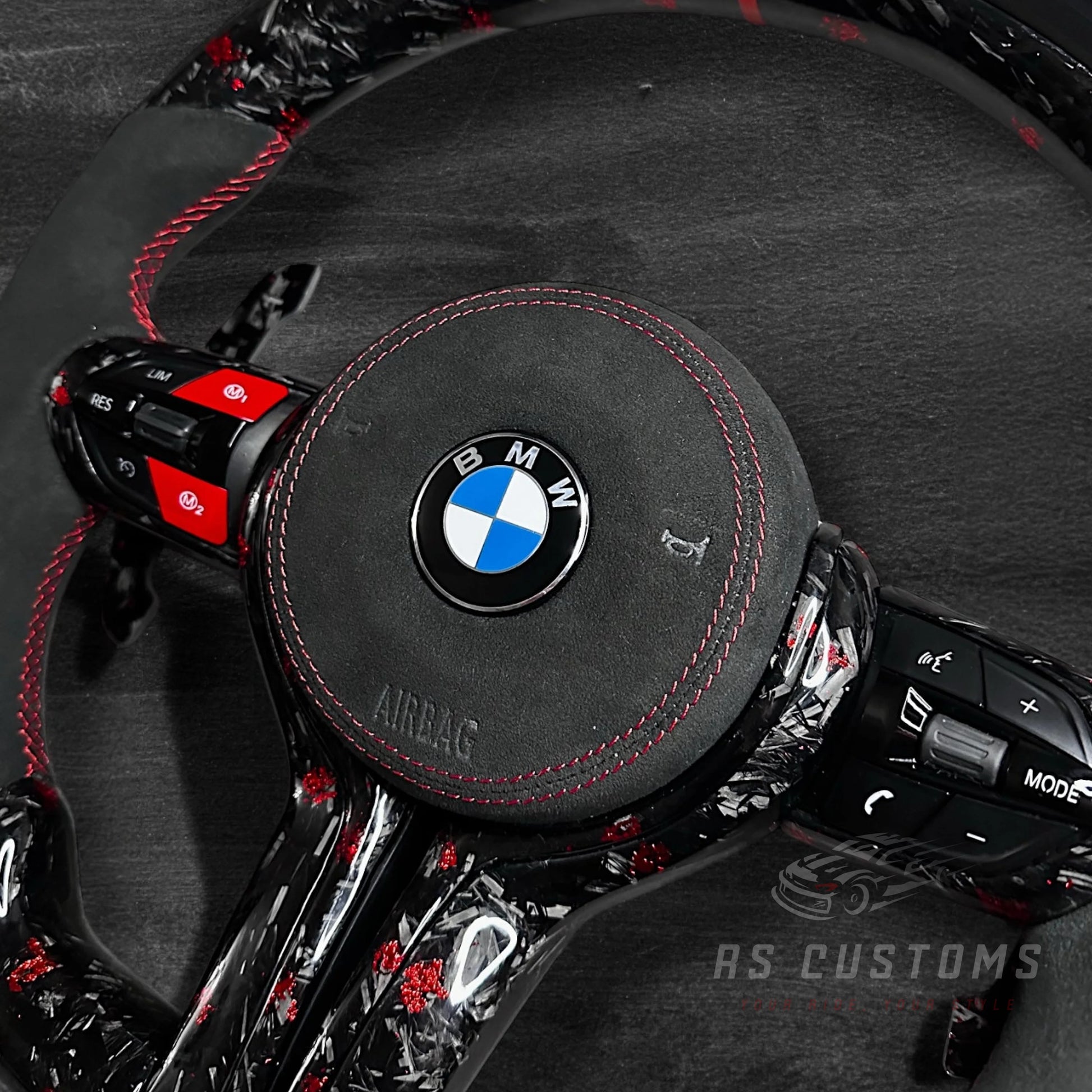 BMW F-Serie Ratt - Forged Carbon med rød flak & Alcantara m/ LED Display
