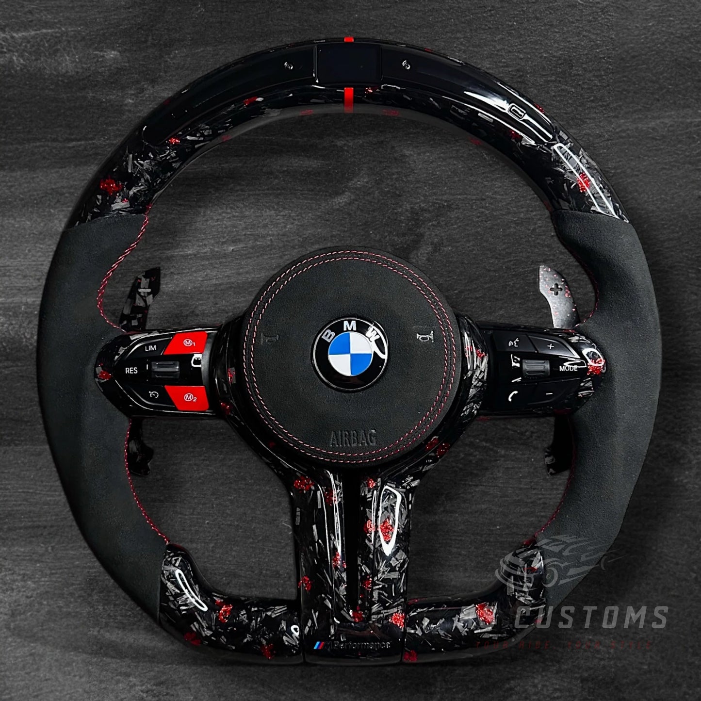 BMW F-Serie Ratt - Forged Carbon med rød flak & Alcantara m/ LED Display