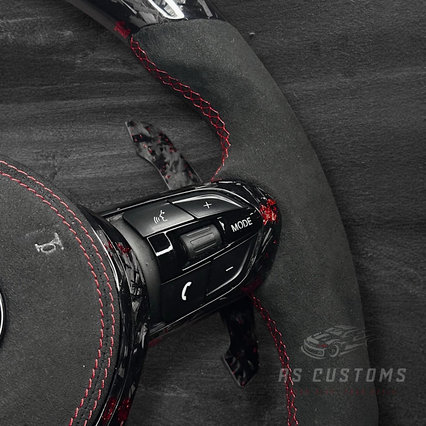 BMW F-Serie Ratt - Forged Carbon med rød flak & Alcantara m/ LED Display