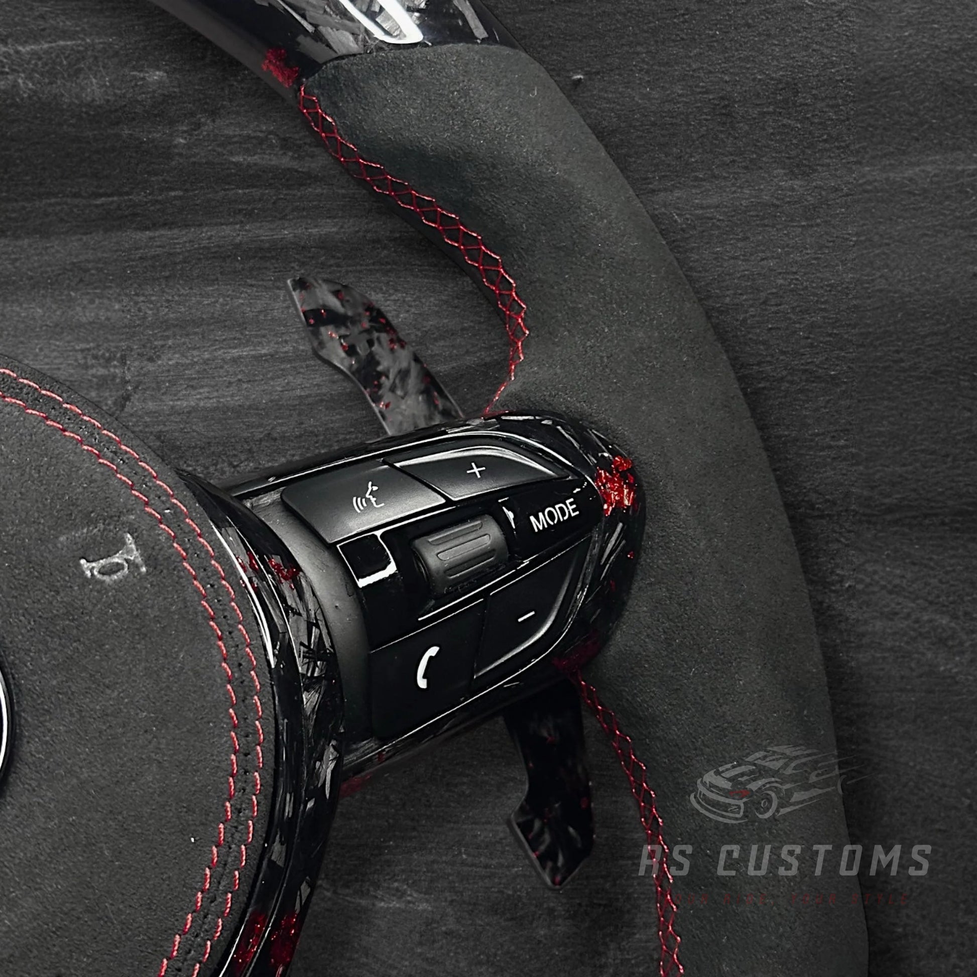 BMW F-Serie Ratt - Forged Carbon med rød flak & Alcantara m/ LED Display