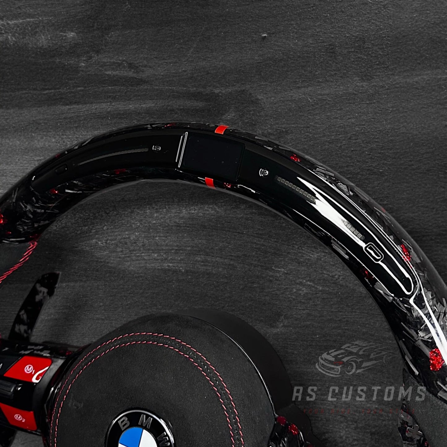 BMW F-Serie Ratt - Forged Carbon med rød flak & Alcantara m/ LED Display