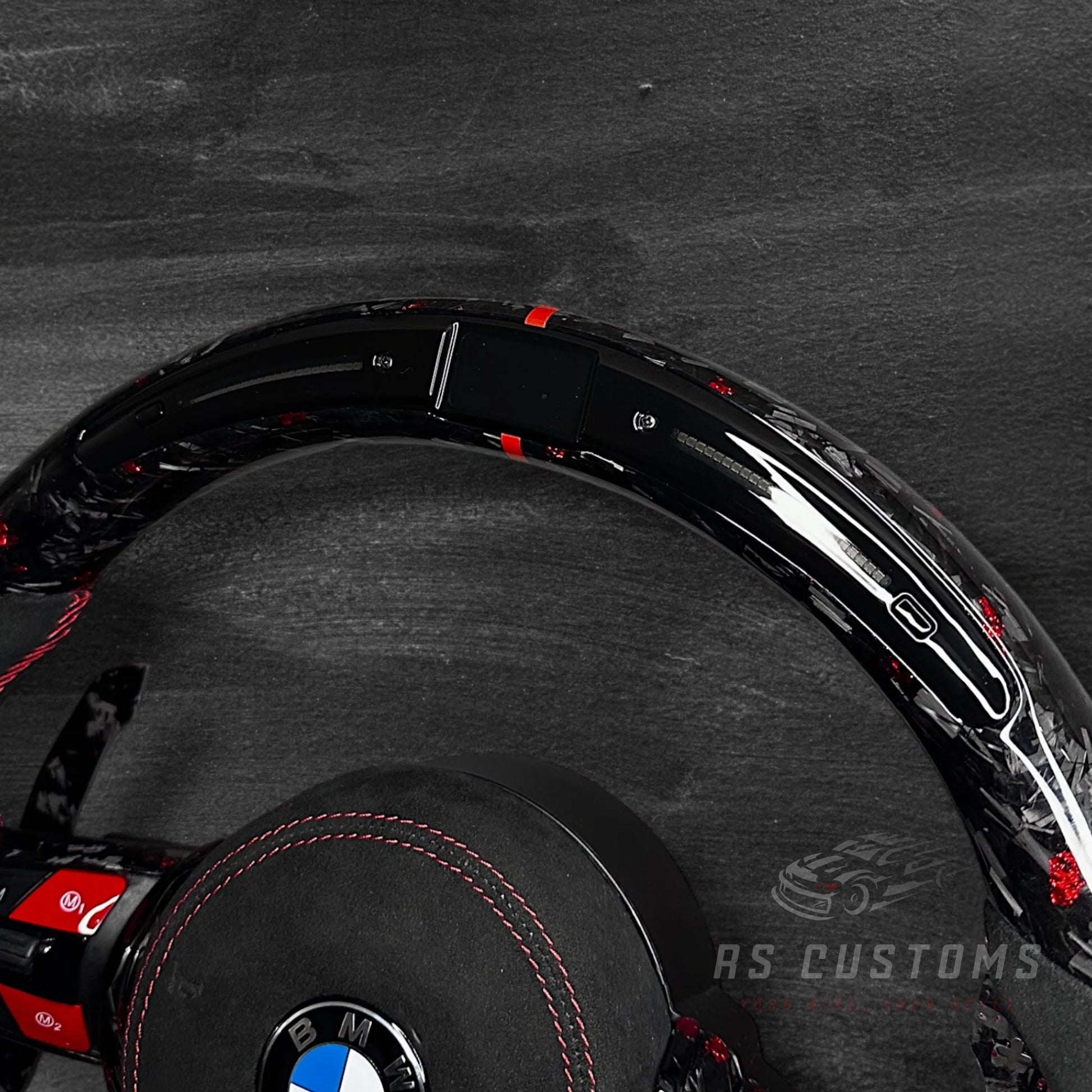 BMW F-Serie Ratt - Forged Carbon med rød flak & Alcantara m/ LED Display