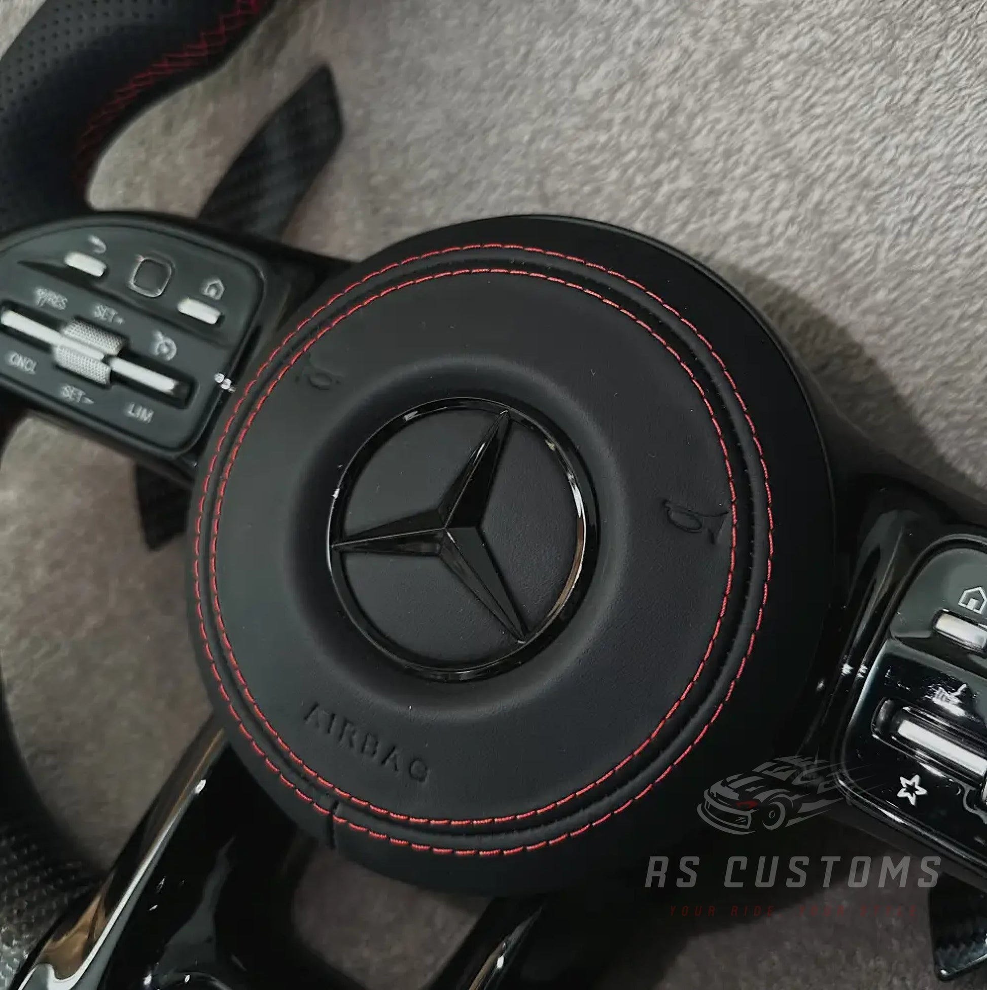 Mercedes AMG Skinn/Carbon Ratt m/ RPM Skjerm & Rød Detaljer