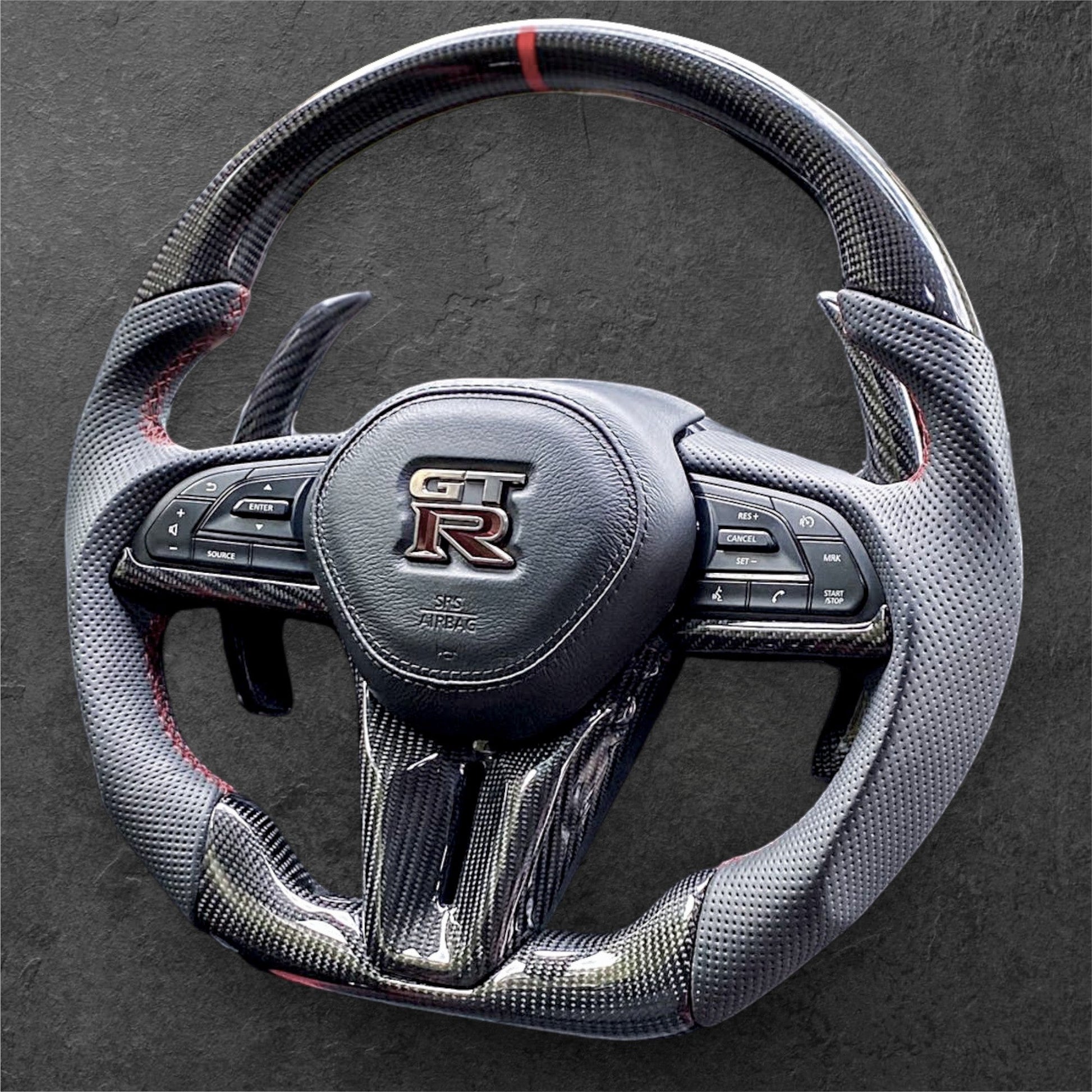 NISSAN GTR R35 Carbon / Perforert Skinn m/ Røde Sømmer