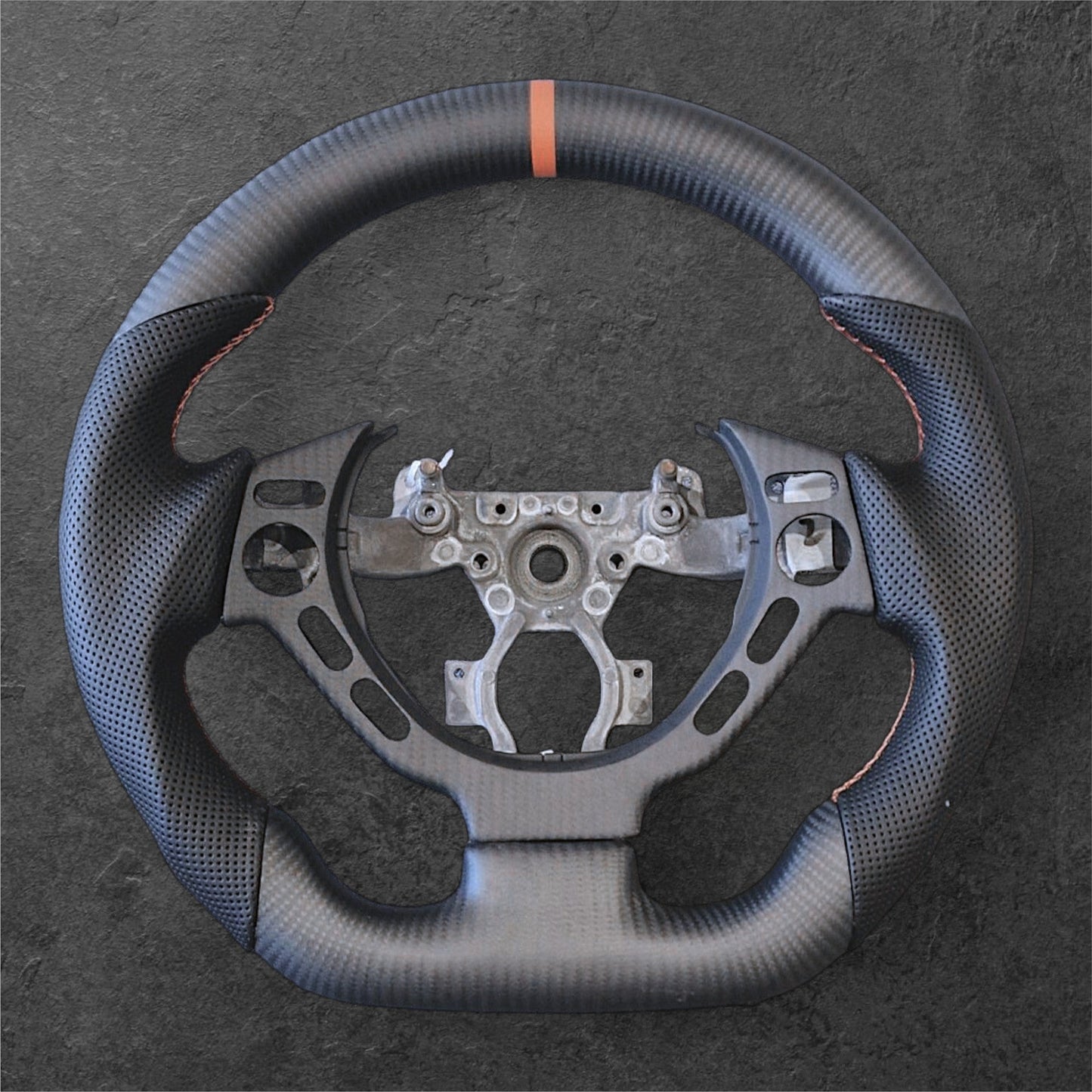 NISSAN R35 Matt Carbon / Perforert Skinn m/ Oransje Detaljer