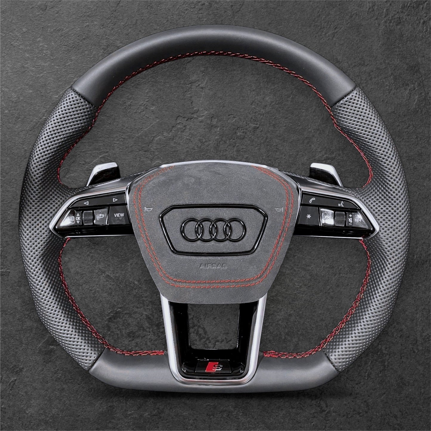 Audi C8 Flat Bunn Skinn Ratt m/ Rød Detaljer og Alcantara Airbag