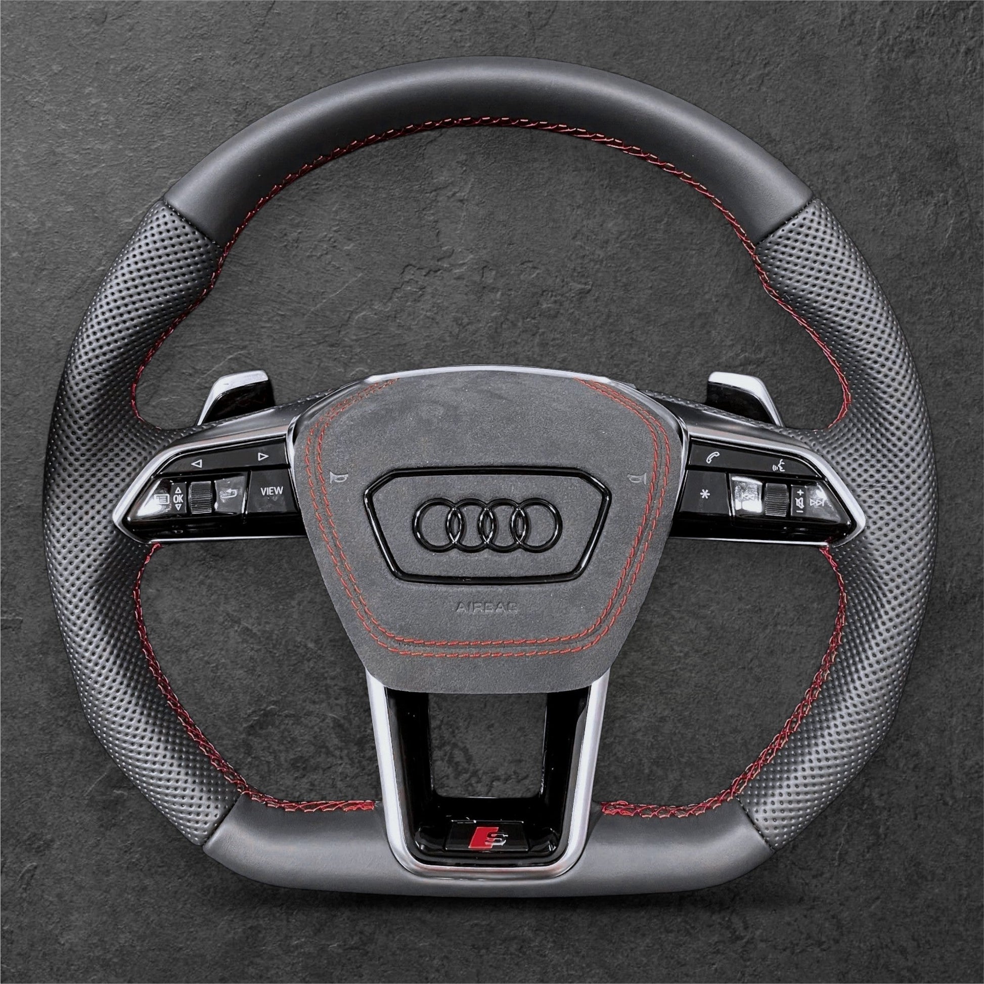 Audi C8 Flat Bunn Skinn Ratt m/ Rød Detaljer og Alcantara Airbag