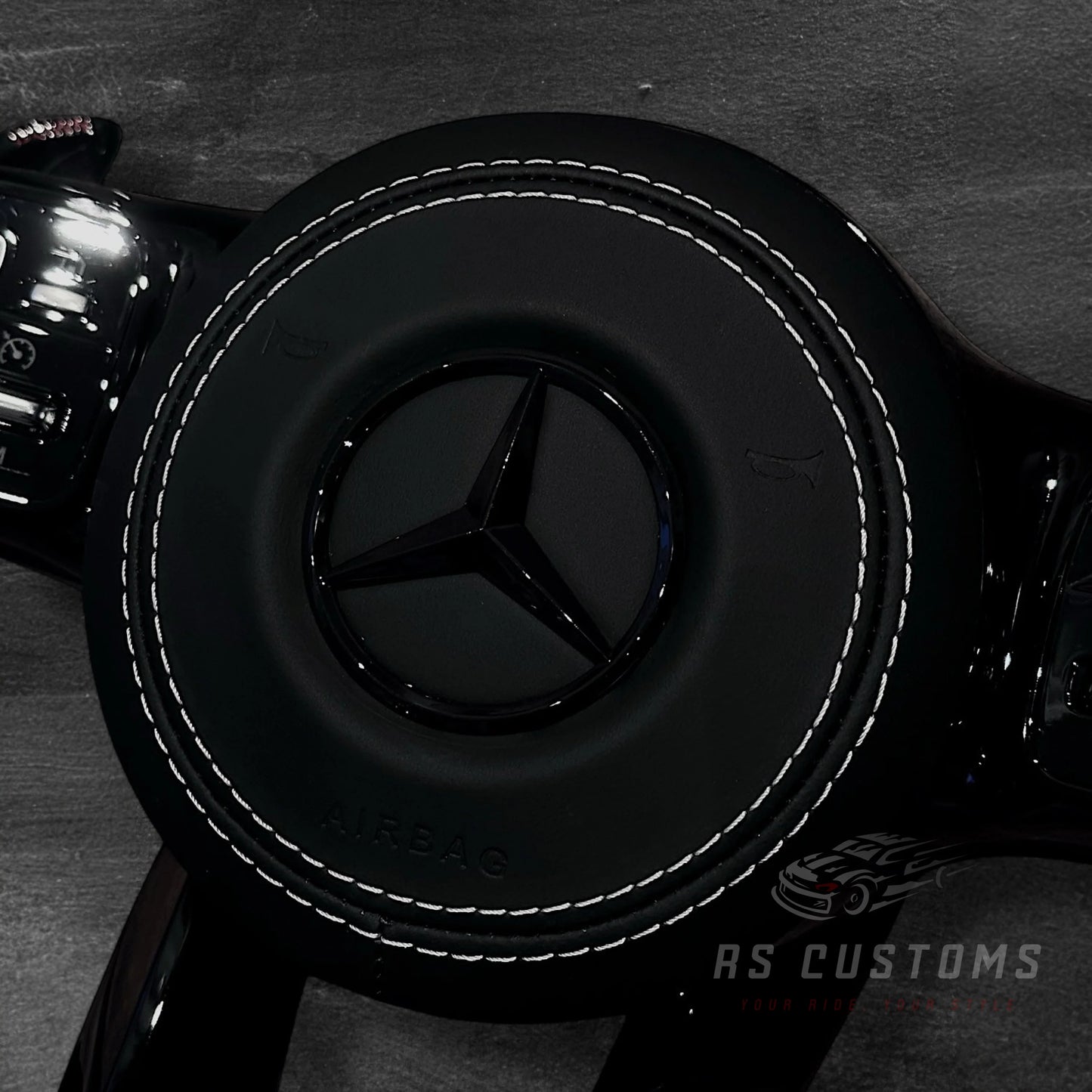 Mercedes AMG Skinn Ratt m/ All-Black Look & Hvite Detaljer