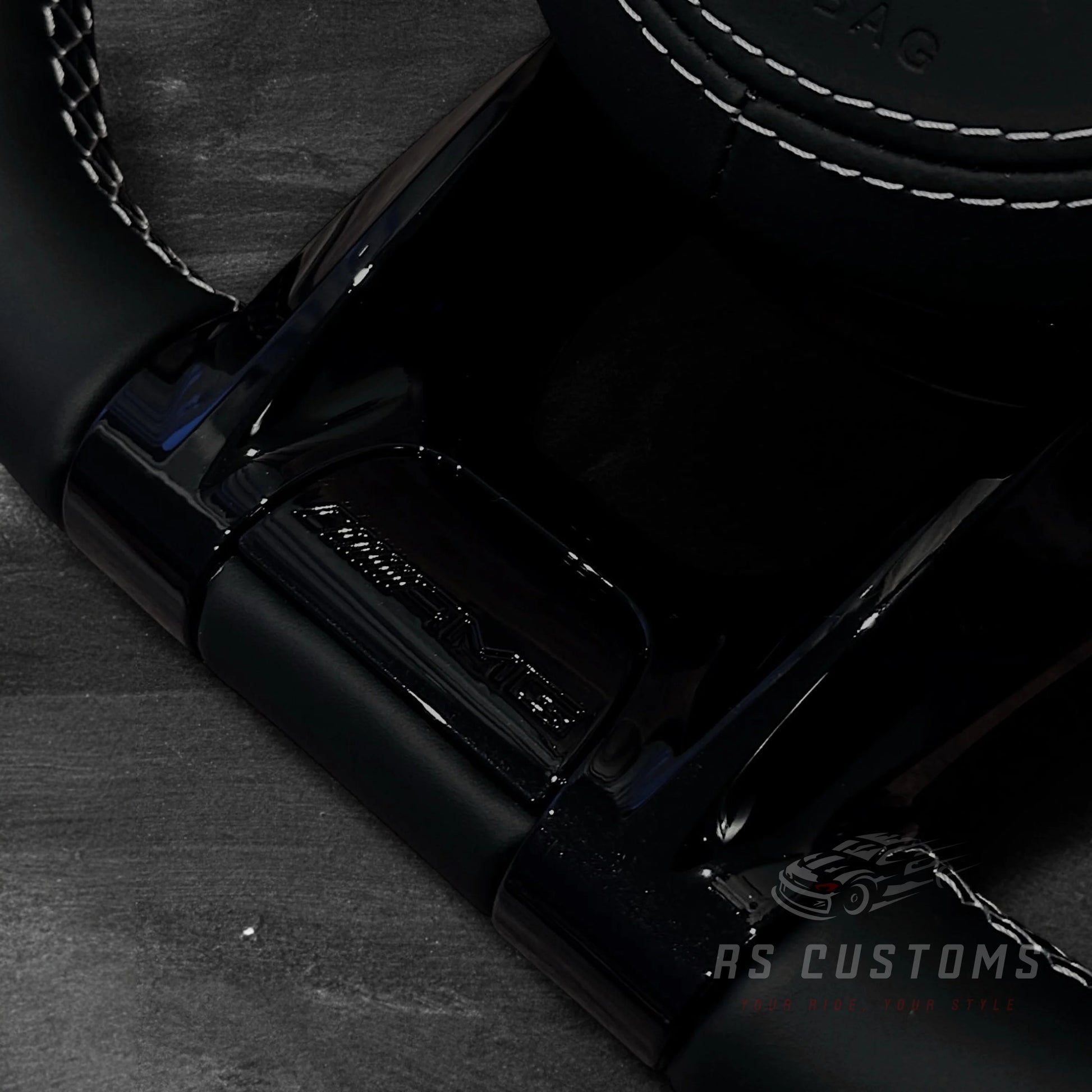 Mercedes AMG Skinn Ratt m/ All-Black Look & Hvite Detaljer