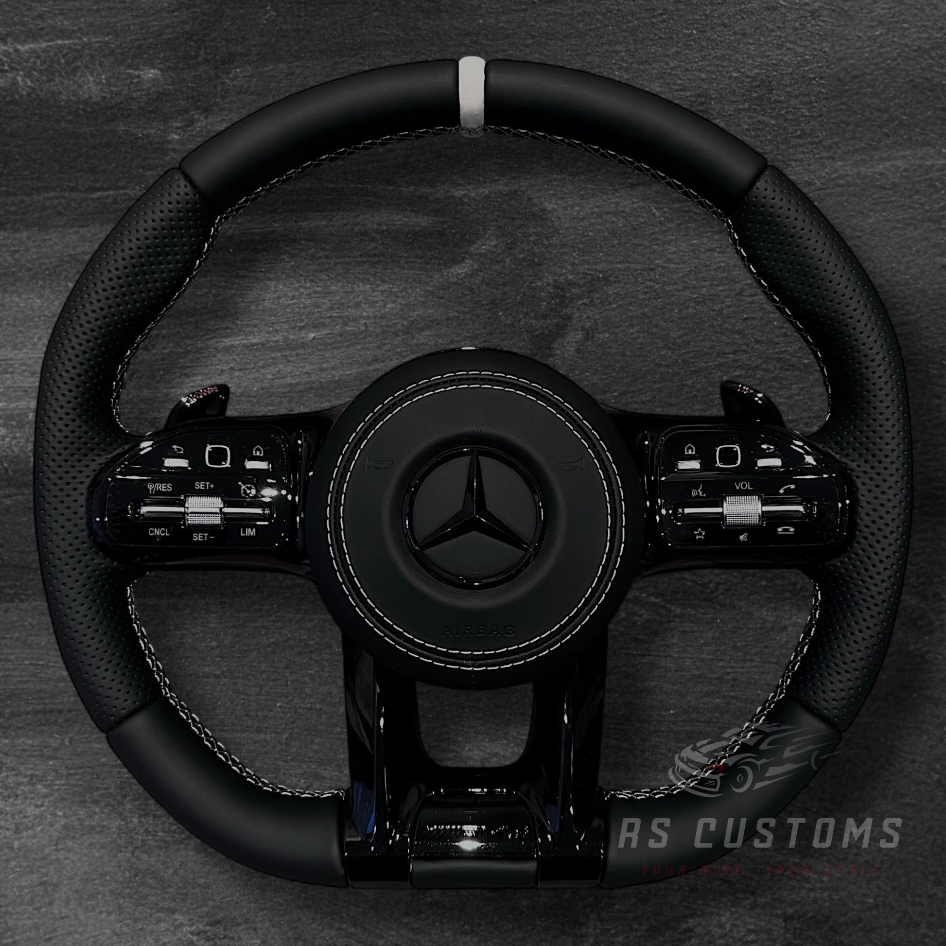 Mercedes AMG Skinn Ratt m/ All-Black Look & Hvite Detaljer