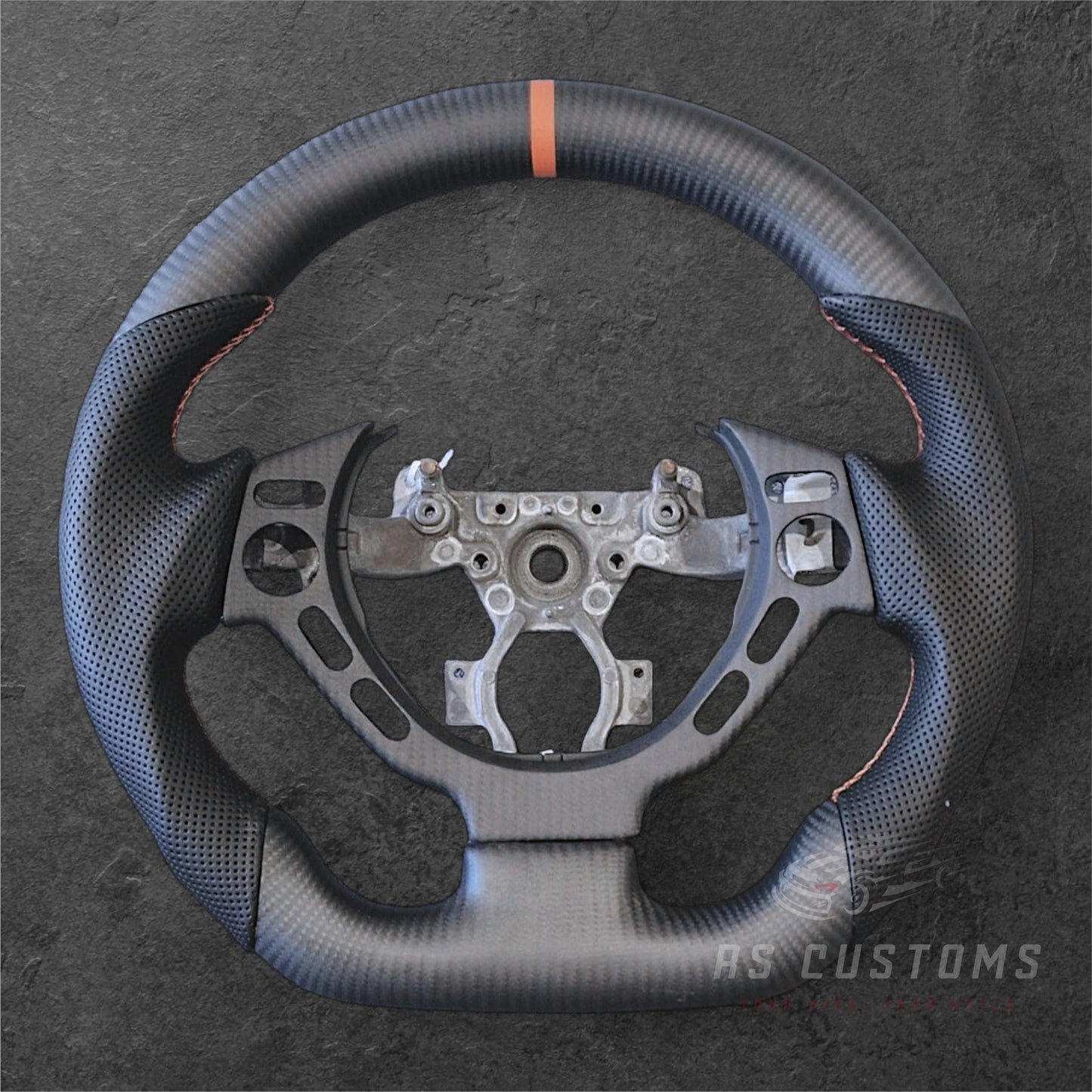 NISSAN R35 Matt Carbon / Perforert Skinn m/ Oransje Detaljer