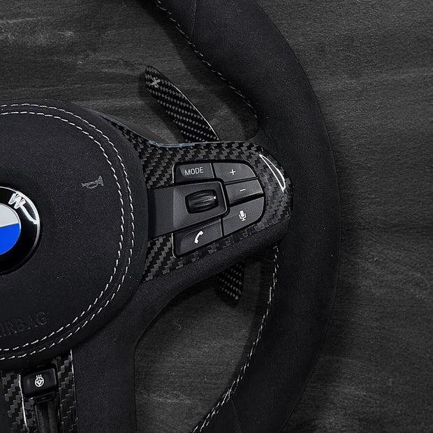 RS Customs BMW G-Series custom steering wheel with full Alcantara finish, carbon fiber details, integrated LED display, optional complete airbag, heating, vibration motor and paddle shifters.