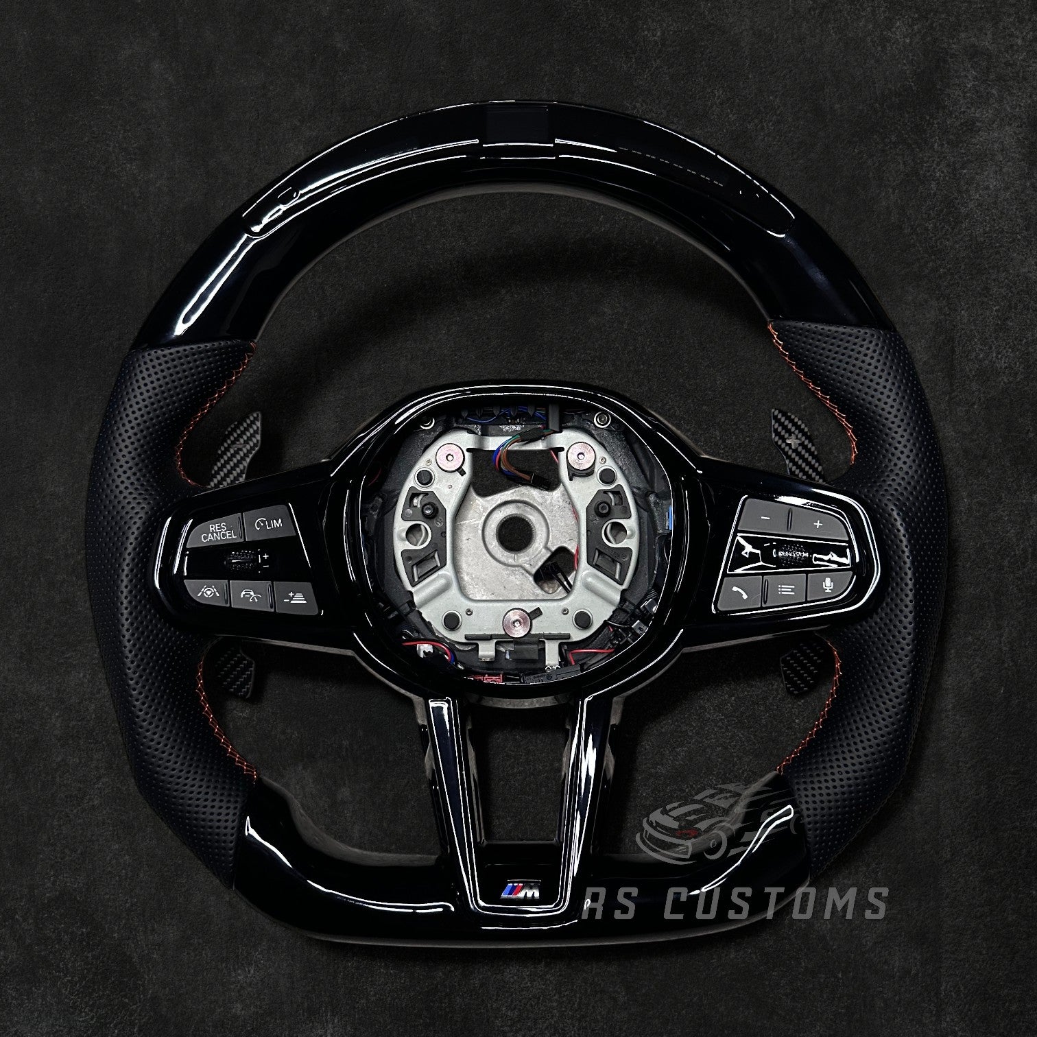 RS Customs BMW G-Series custom steering wheel with Piano Black trim, perforated leather grips, LED display, heating, ACC support, HOD sensor, vibration motor, paddle shifters and optional custom airbag.